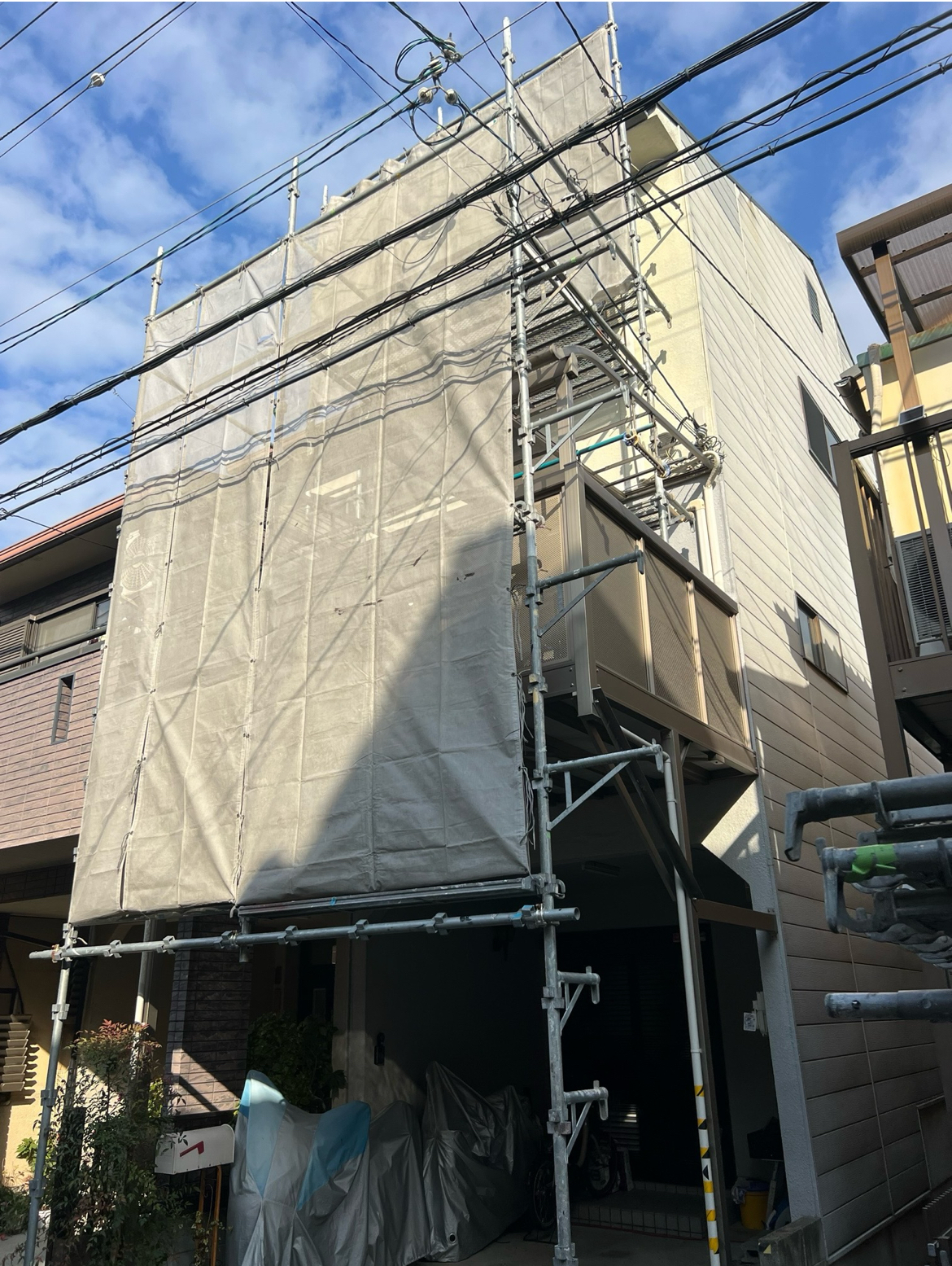 右京区梅津林口町 I様邸 屋根外壁塗装足場工事着工　1/12着工