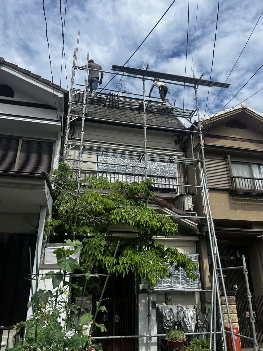 右京区太秦袴田町　屋根カバー工法　着工